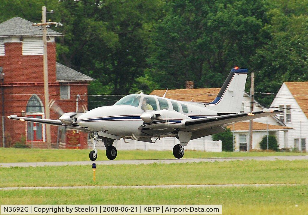 N3692G, 1980 Beech 58 Baron C/N TH-1172, Short final at KBTP