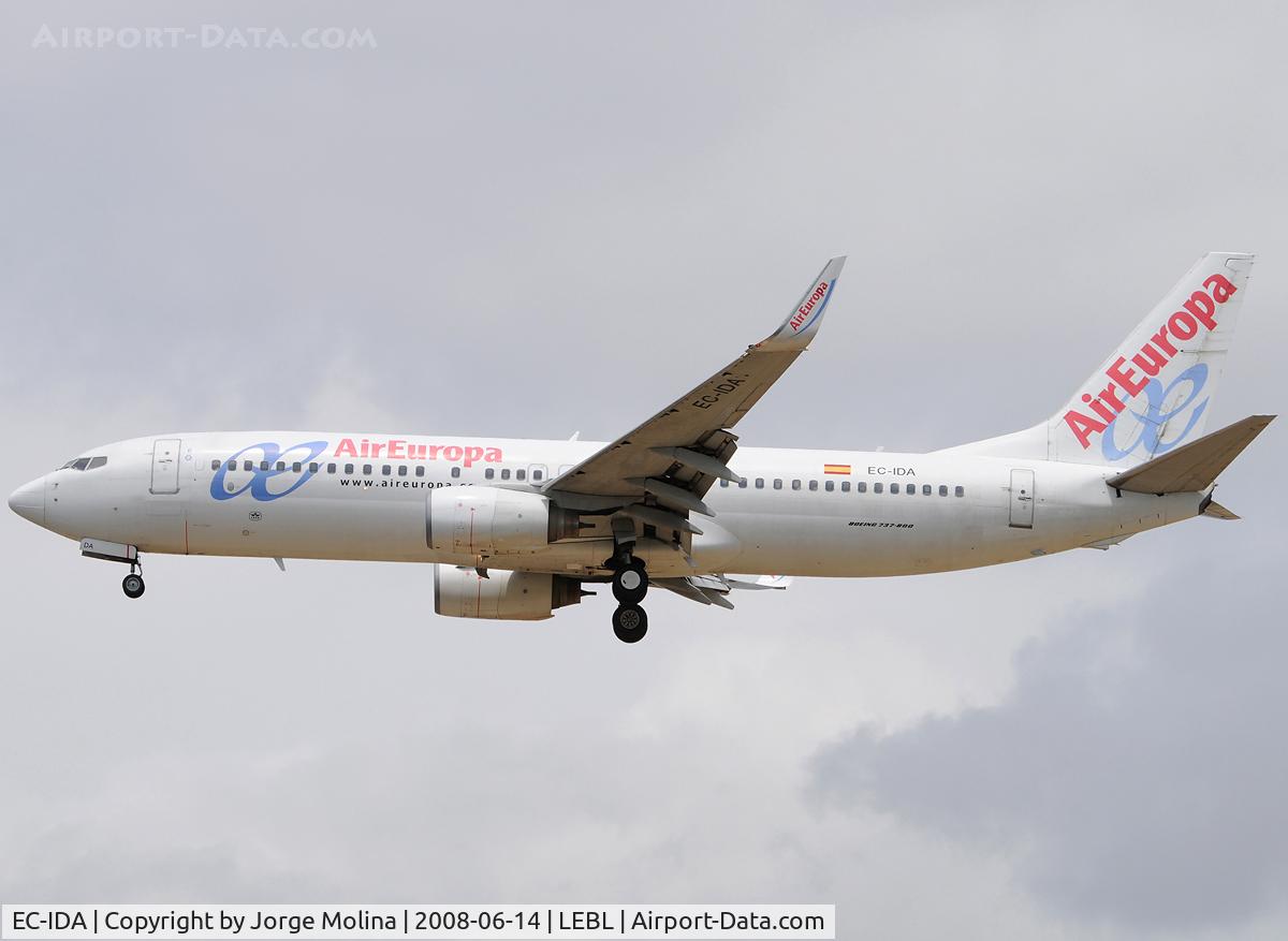EC-IDA, 2002 Boeing 737-86Q C/N 32773, Clear to land RWY 25R.