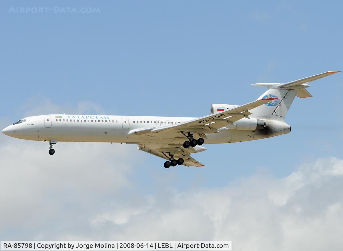 RA-85798, 1993 Tupolev Tu-154M C/N 93A982, On short final to RWY 25R.