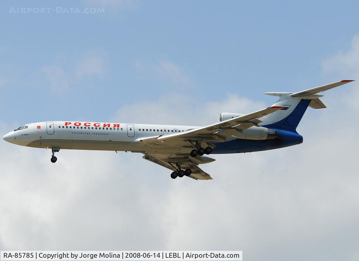 RA-85785, 1993 Tupolev Tu-154M C/N 93A969, On final to RWY 25R.
