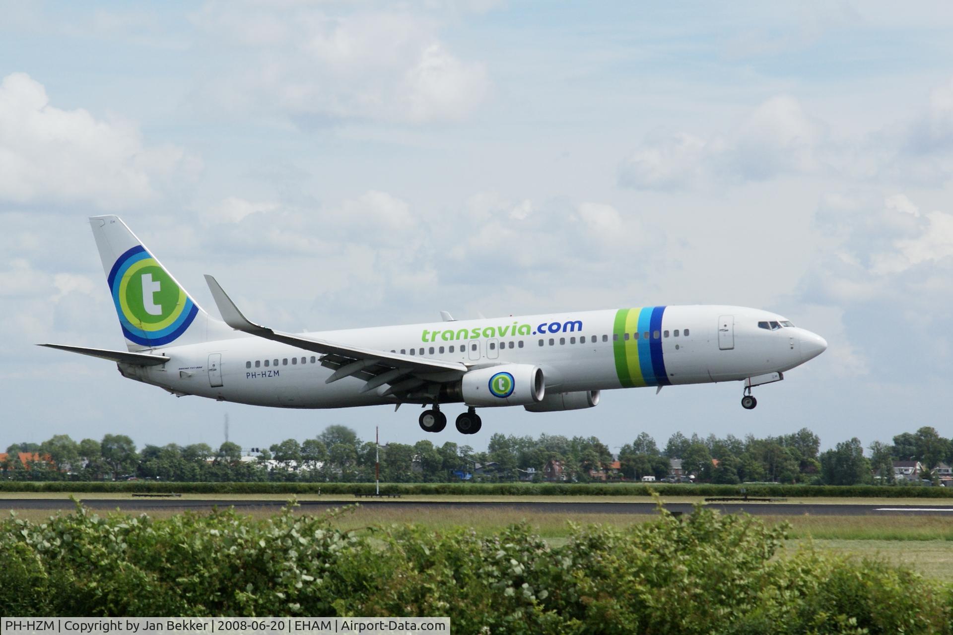 PH-HZM, 2001 Boeing 737-8K2 C/N 30392, Just before touchdown at Schiphol (Polderbaan)