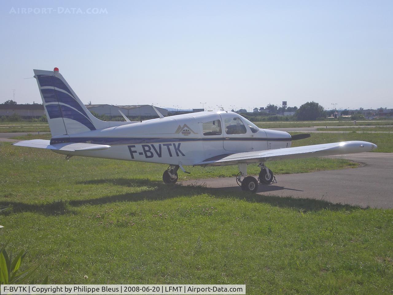 F-BVTK, Piper PA-28-140 Cherokee C/N 28-7425255, Parked in the sun close to the 