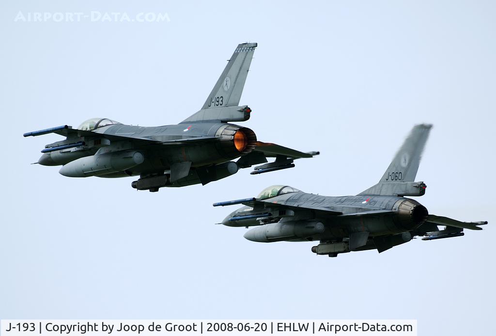 J-193, Fokker F-16AM Fighting Falcon C/N 6D-100, For the Leeuwarden air power demo 10 F-16 took off in a very short time. Impressive it was!