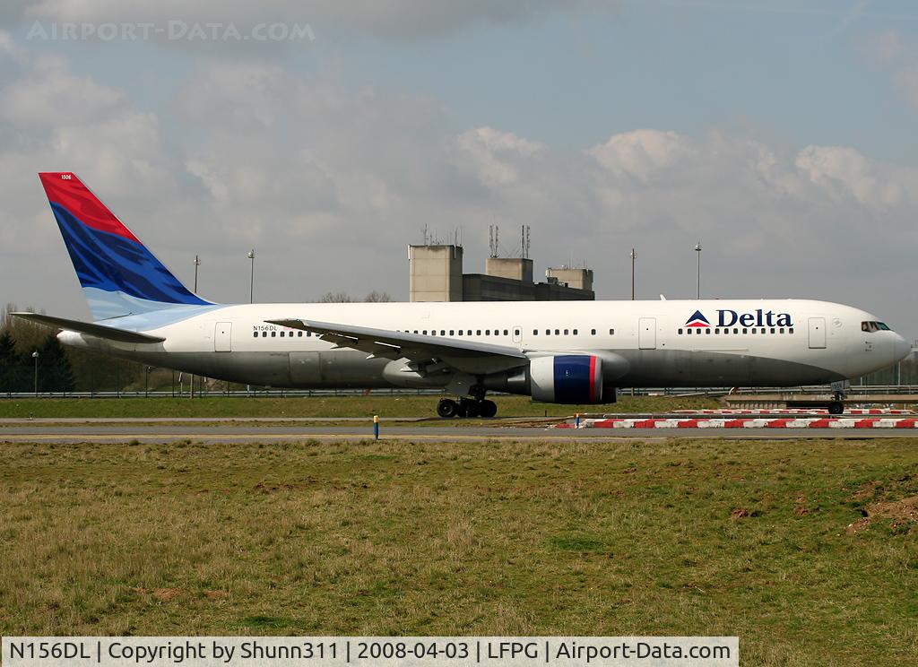 N156DL, 1991 Boeing 767-3P6 C/N 25354, Passing on parallels runways