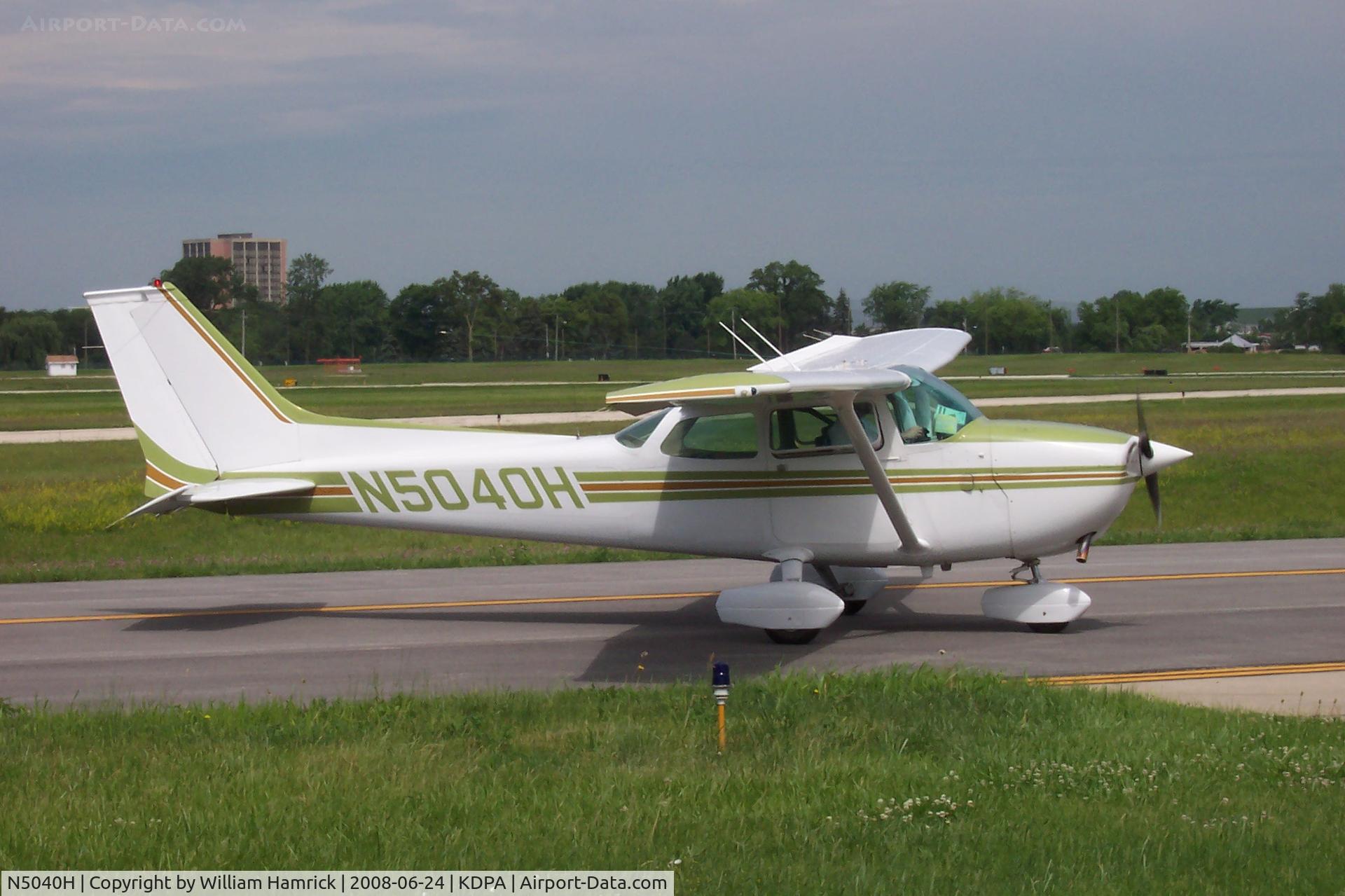 N5040H, 1975 Cessna 172M C/N 17265312, Taxing at DuPage