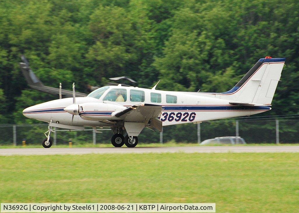 N3692G, 1980 Beech 58 Baron C/N TH-1172, Landing on RWY 26 at Butler County