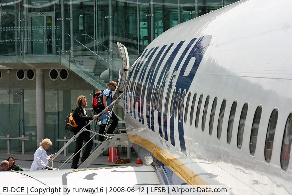 EI-DCE, 2004 Boeing 737-8AS C/N 33563, Boarding