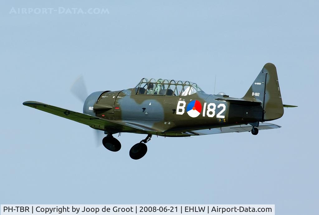 PH-TBR, 1943 Noorduyn AT-16 Harvard IIB C/N 14A-808, Not all Dutch Harvards used to be yellow. This Harvard was repainted in the original BAFO colours.