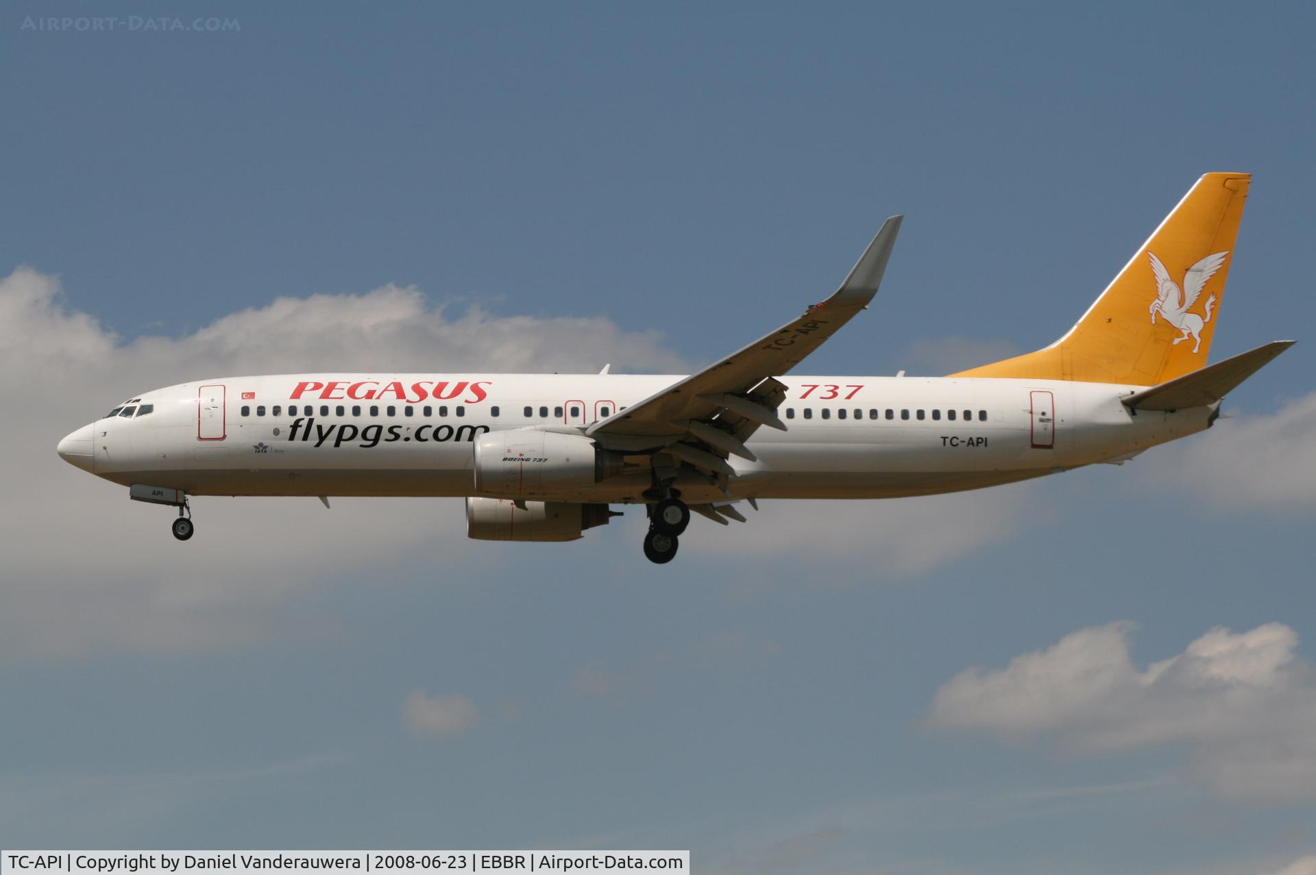 TC-API, 2002 Boeing 737-86N C/N 32732/1056, arrival of flight PGT5377 to rwy 25L
