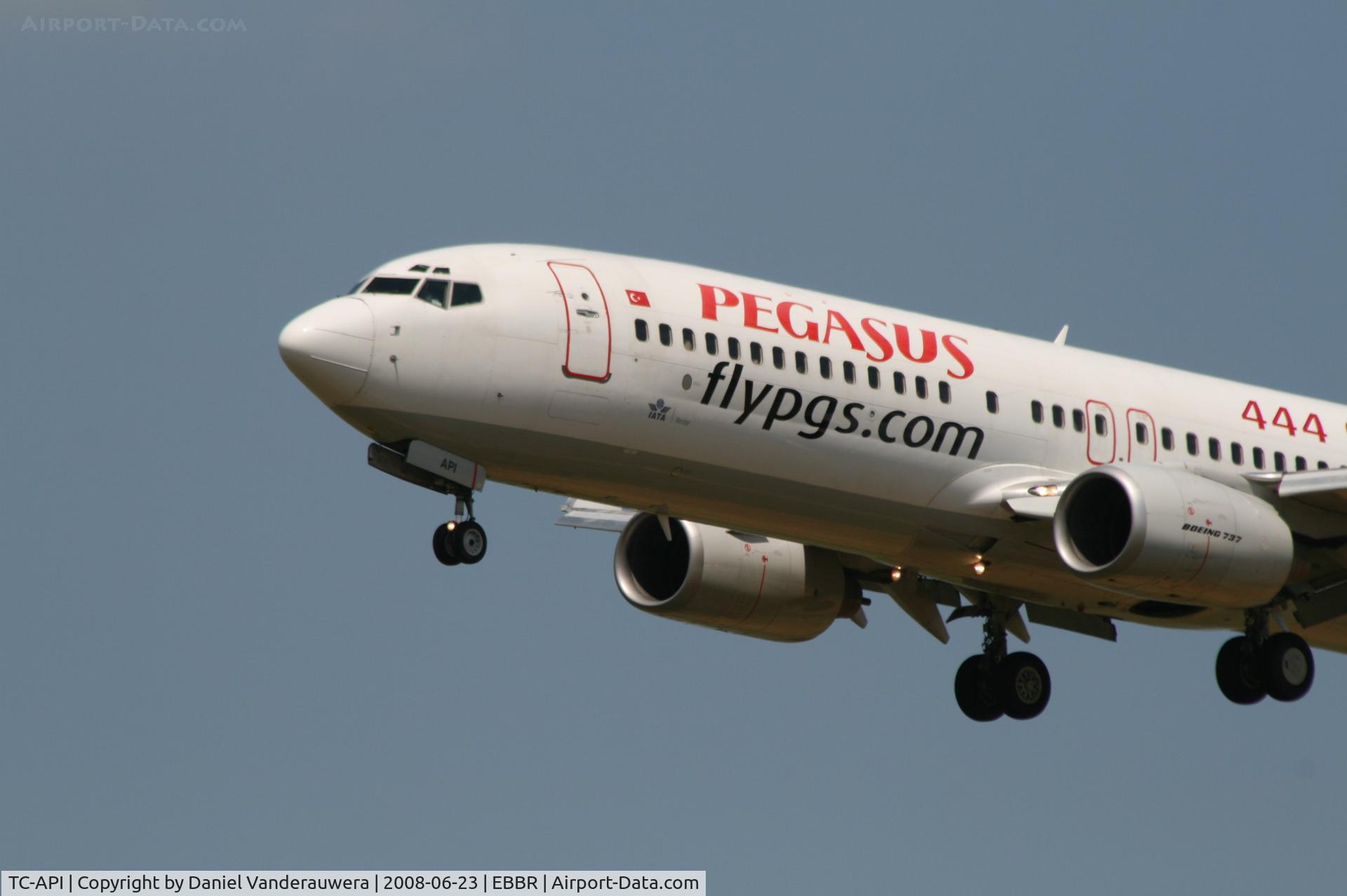 TC-API, 2002 Boeing 737-86N C/N 32732/1056, flight PGT5377 is descending to rwy 25L