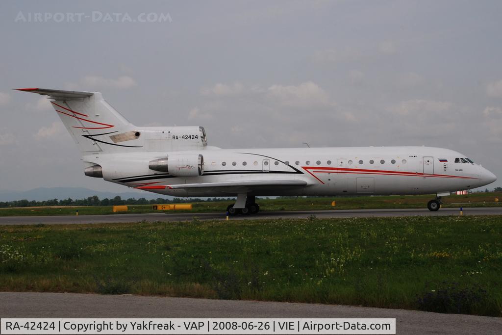 RA-42424, 1992 Yakovlev Yak-42D C/N 4520421502016, Lukoil Yakovlev 42