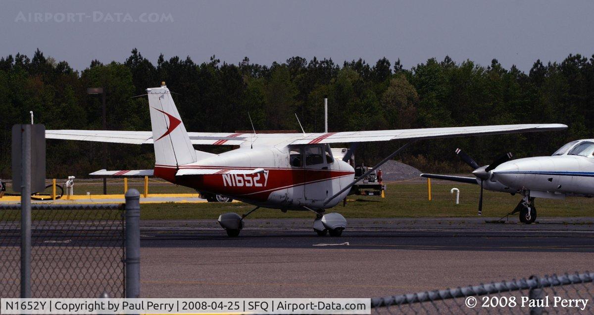 N1652Y, 1962 Cessna 172C C/N 17249352, Just taxied onto the ramp, turning about