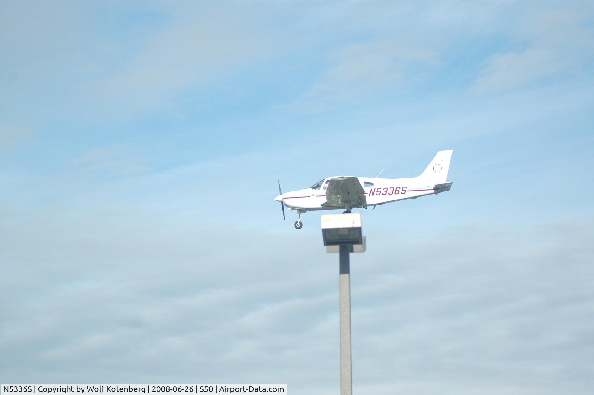 N5336S, Piper PA-28-161 Cherokee Warrior II C/N 2842133, landing on a light pole