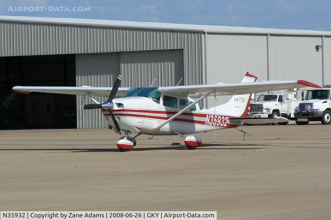 N35932, 1975 Cessna TU206F Turbo Stationair C/N U20602808, At Arlington Municipal