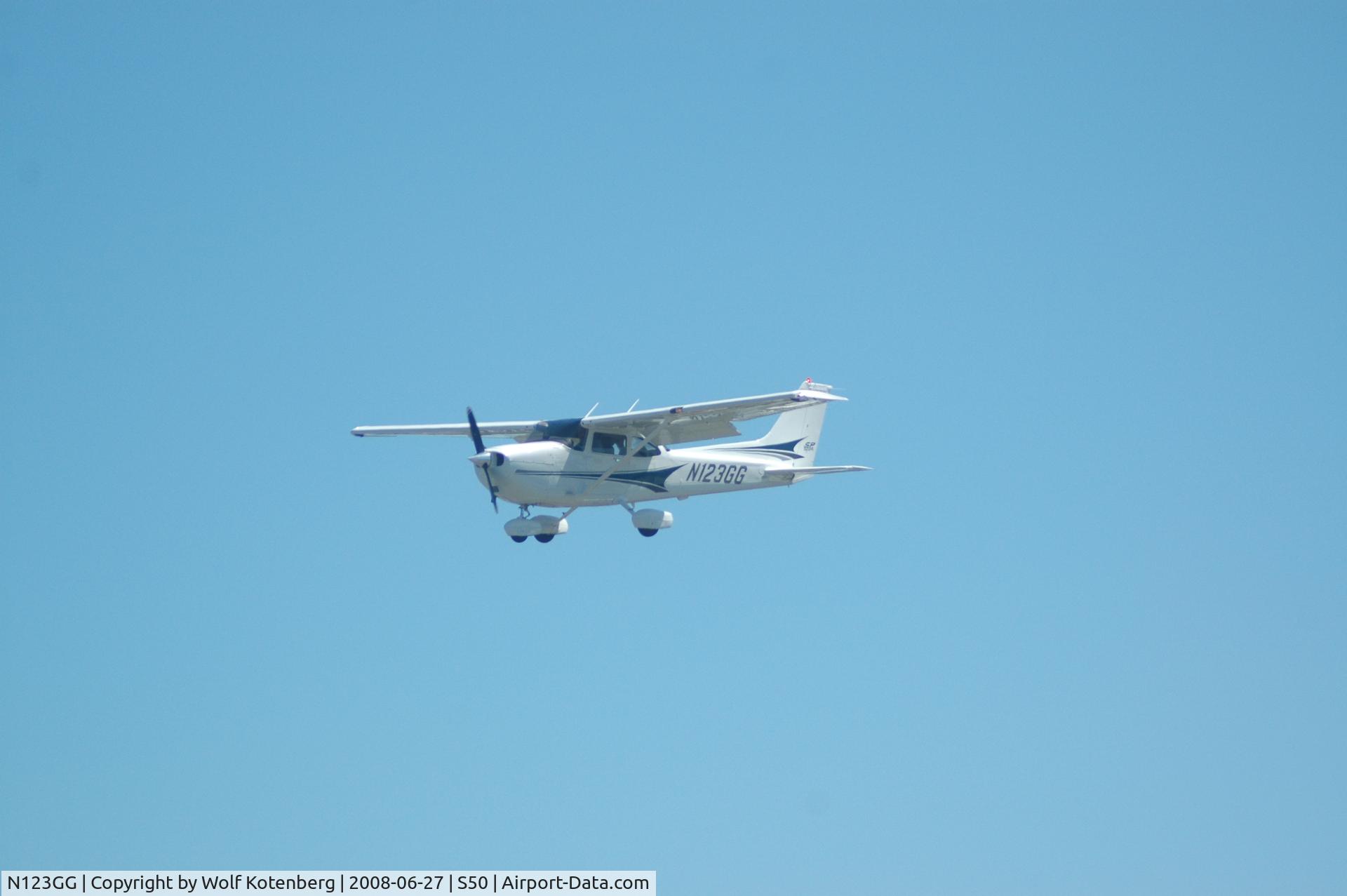 N123GG, 2004 Cessna 172S C/N 172S9600, slow