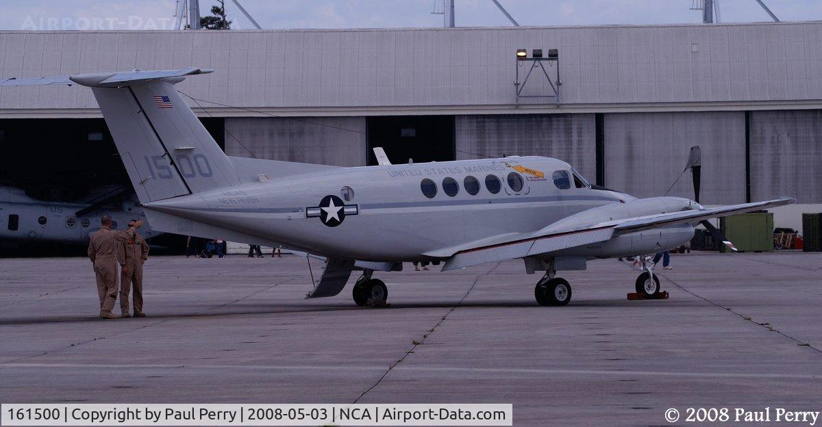 161500, Beech UC-12B Huron C/N BJ-48, Just the crew hanging out, back in her work colors since I last spotted her