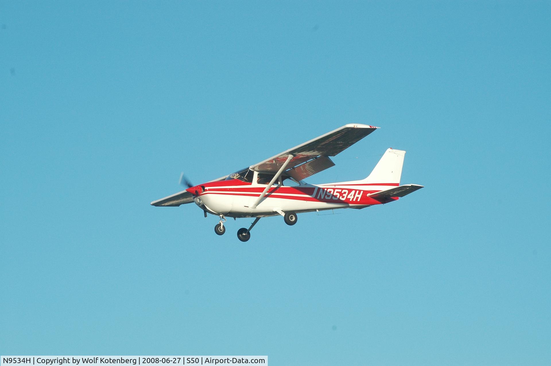 N9534H, 1975 Cessna 172M C/N 17266208, landing at Auburn