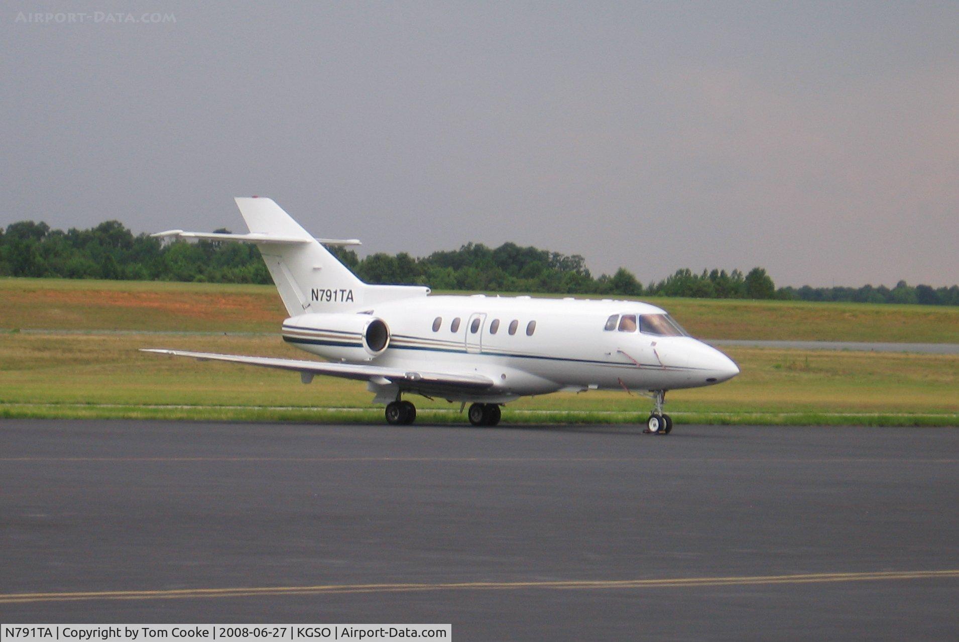 N791TA, 1996 Raytheon Hawker 800XP C/N 258291, Hawker 800XP on the back row