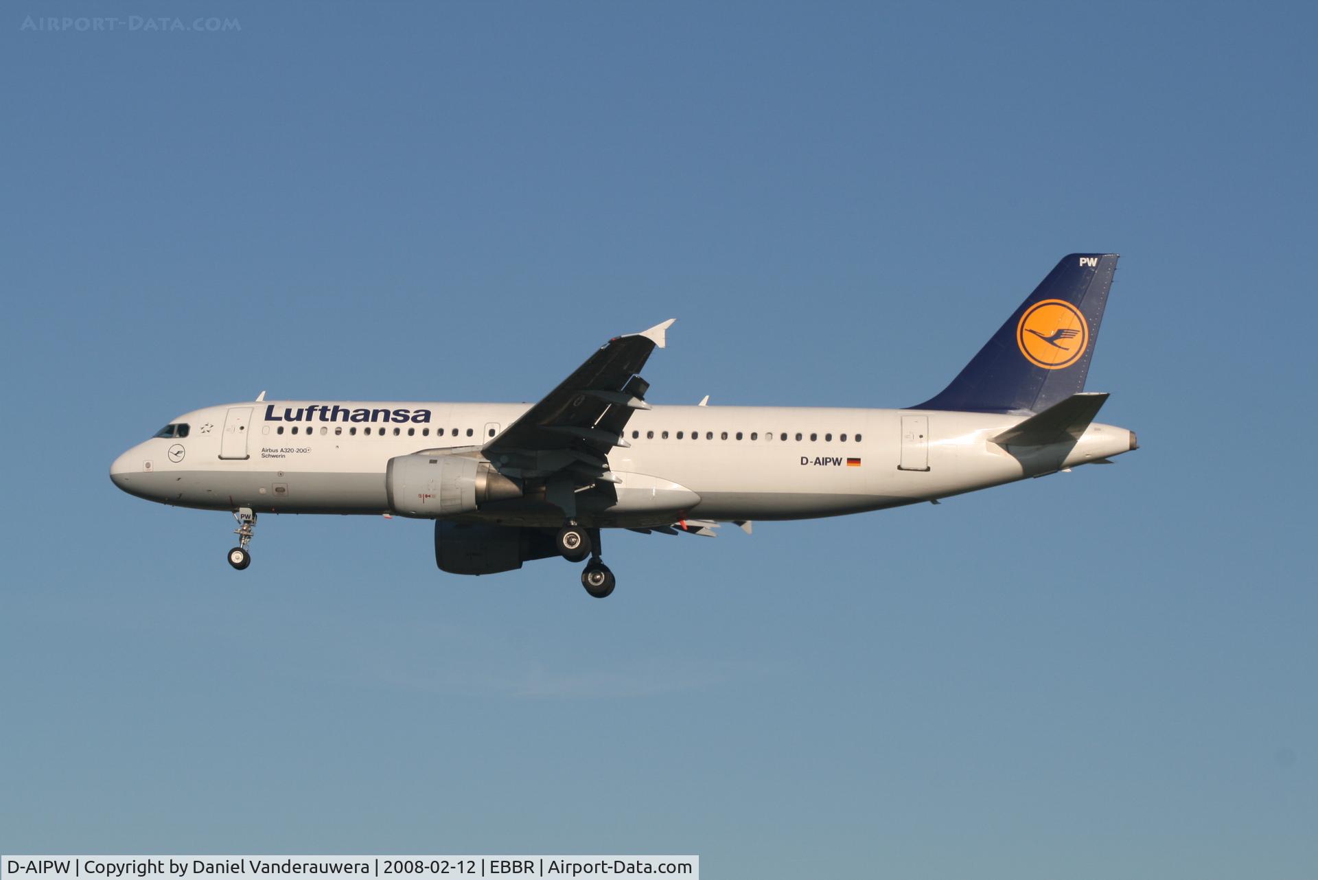 D-AIPW, 1990 Airbus A320-211 C/N 137, arrival of flight LH4572 to rwy 25L