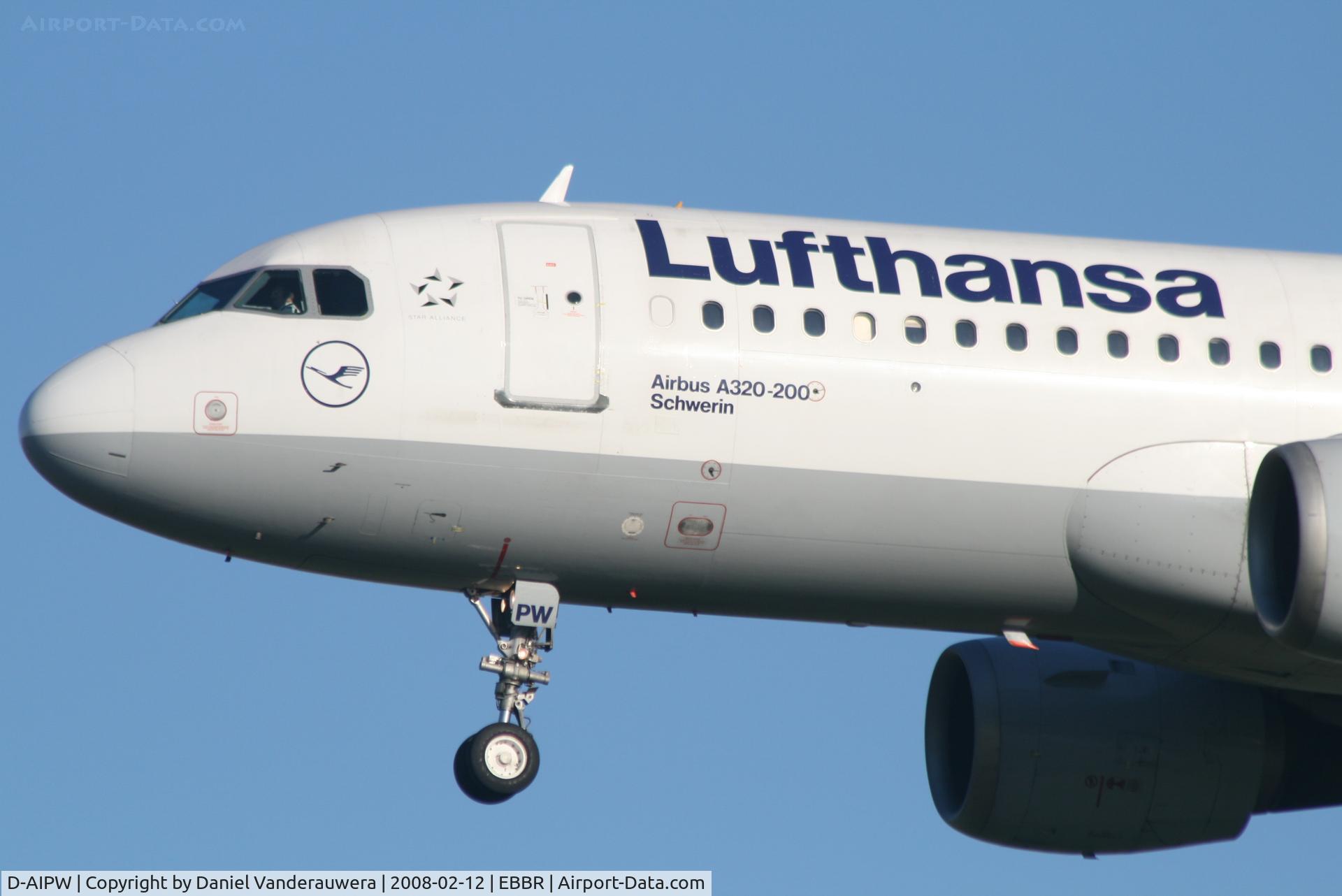D-AIPW, 1990 Airbus A320-211 C/N 137, descending to rwy 25L