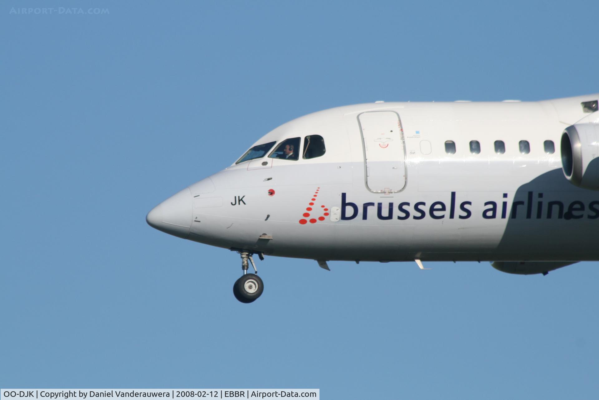 OO-DJK, 1995 British Aerospace Avro 146-RJ85 C/N E.2271, flight SN2902 is descending to rwy 25L