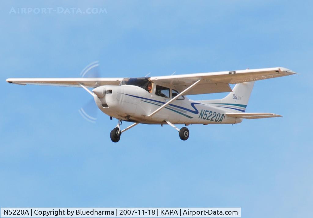 N5220A, 2002 Cessna 182T Skylane C/N 18281149, On approach to 17L.