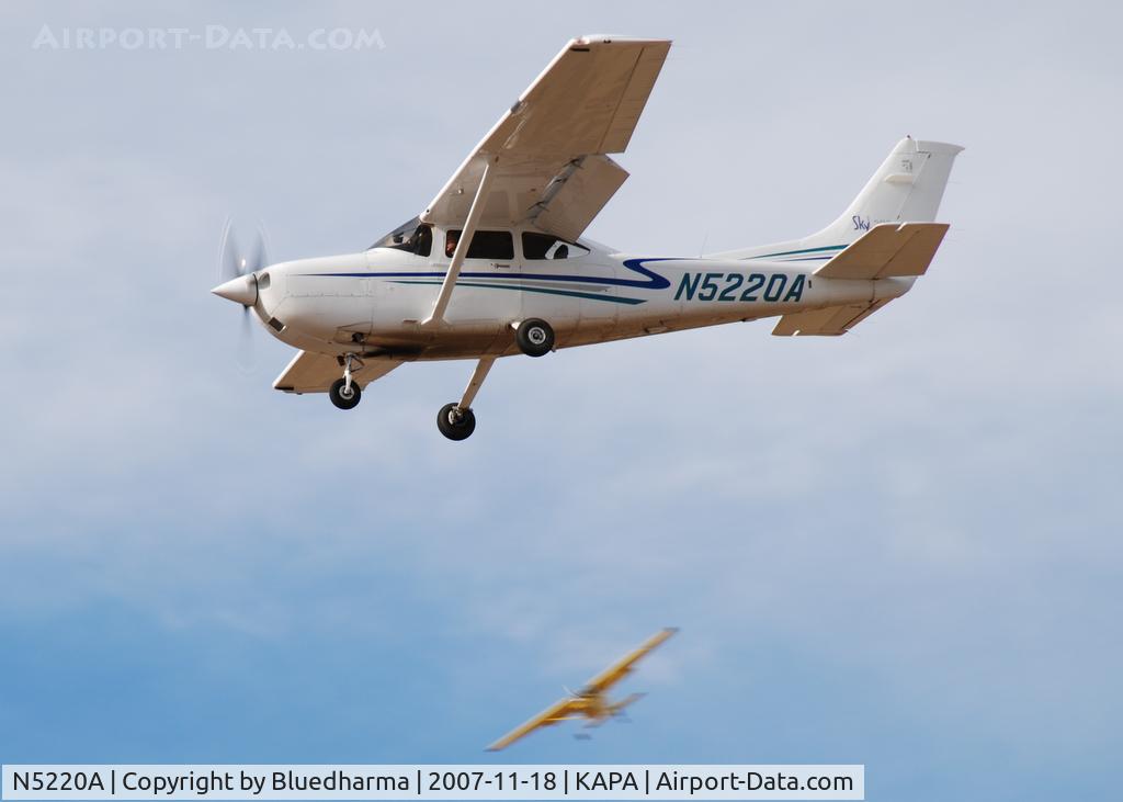 N5220A, 2002 Cessna 182T Skylane C/N 18281149, On final approach to 17L.