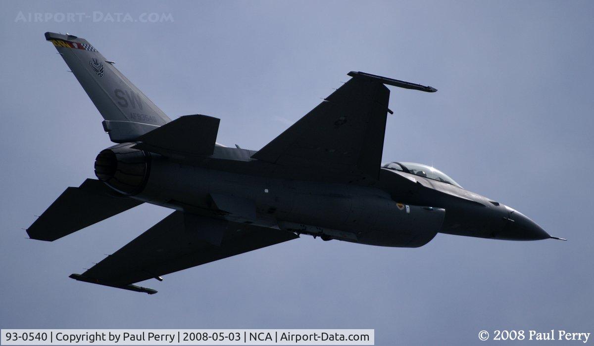 93-0540, 1993 Lockheed F-16C Fighting Falcon C/N CC-175, Ripping overhead to start her demo