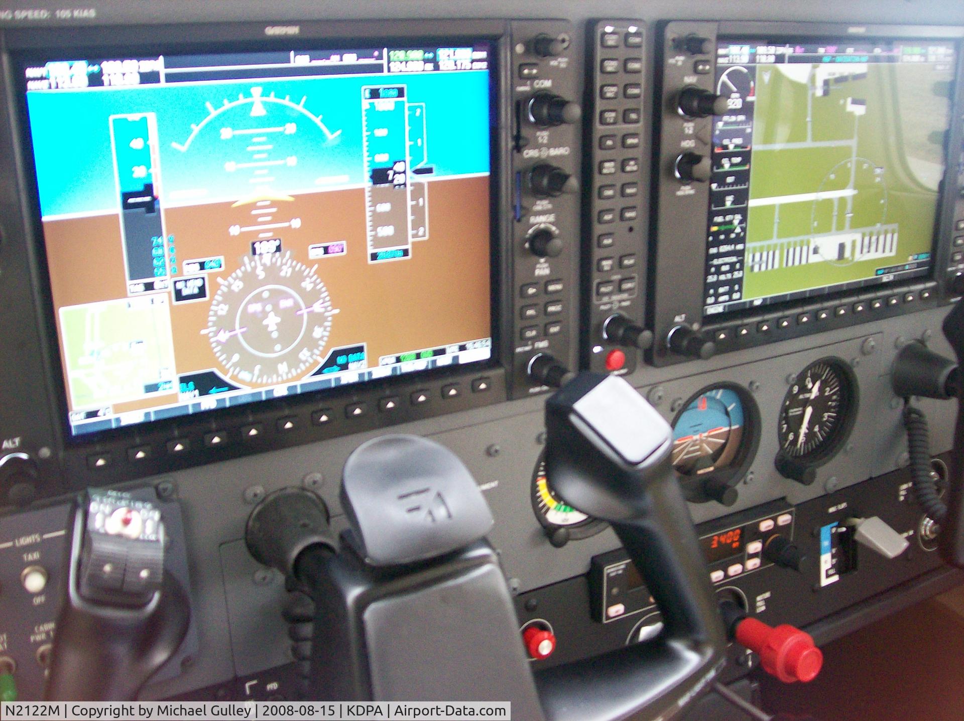 N2122M, 2007 Cessna 172S C/N 172S10442, Cockpit taxiing at KDPA
