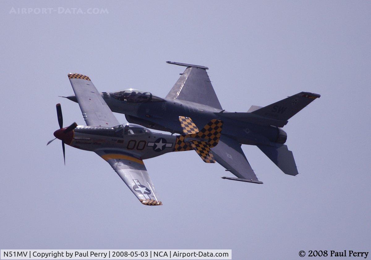 N51MV, 1945 North American F-51D Mustang C/N 45-11391, Tight formation and turn