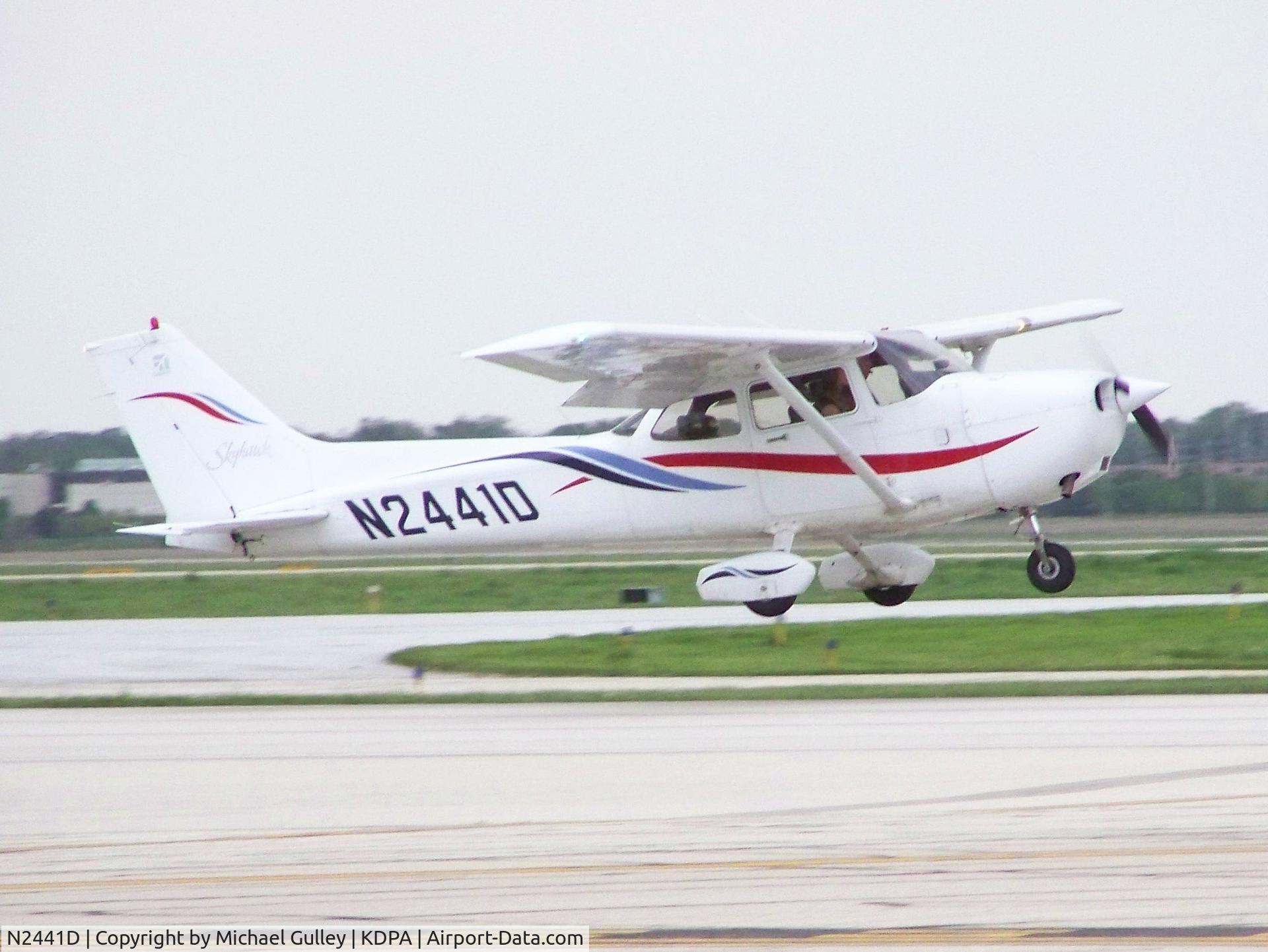 N2441D, 2000 Cessna 172R Skyhawk C/N 17280983, Touch down 33