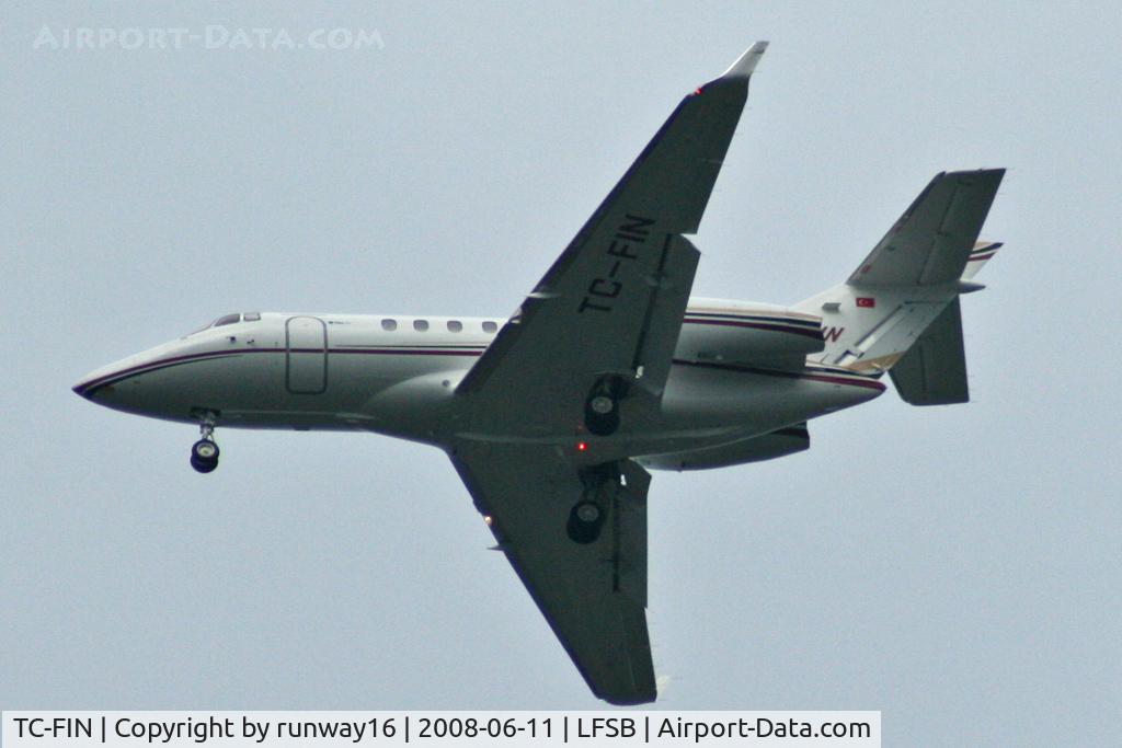 TC-FIN, 2005 Raytheon Hawker 800XP C/N 258742, landing on rwy 34