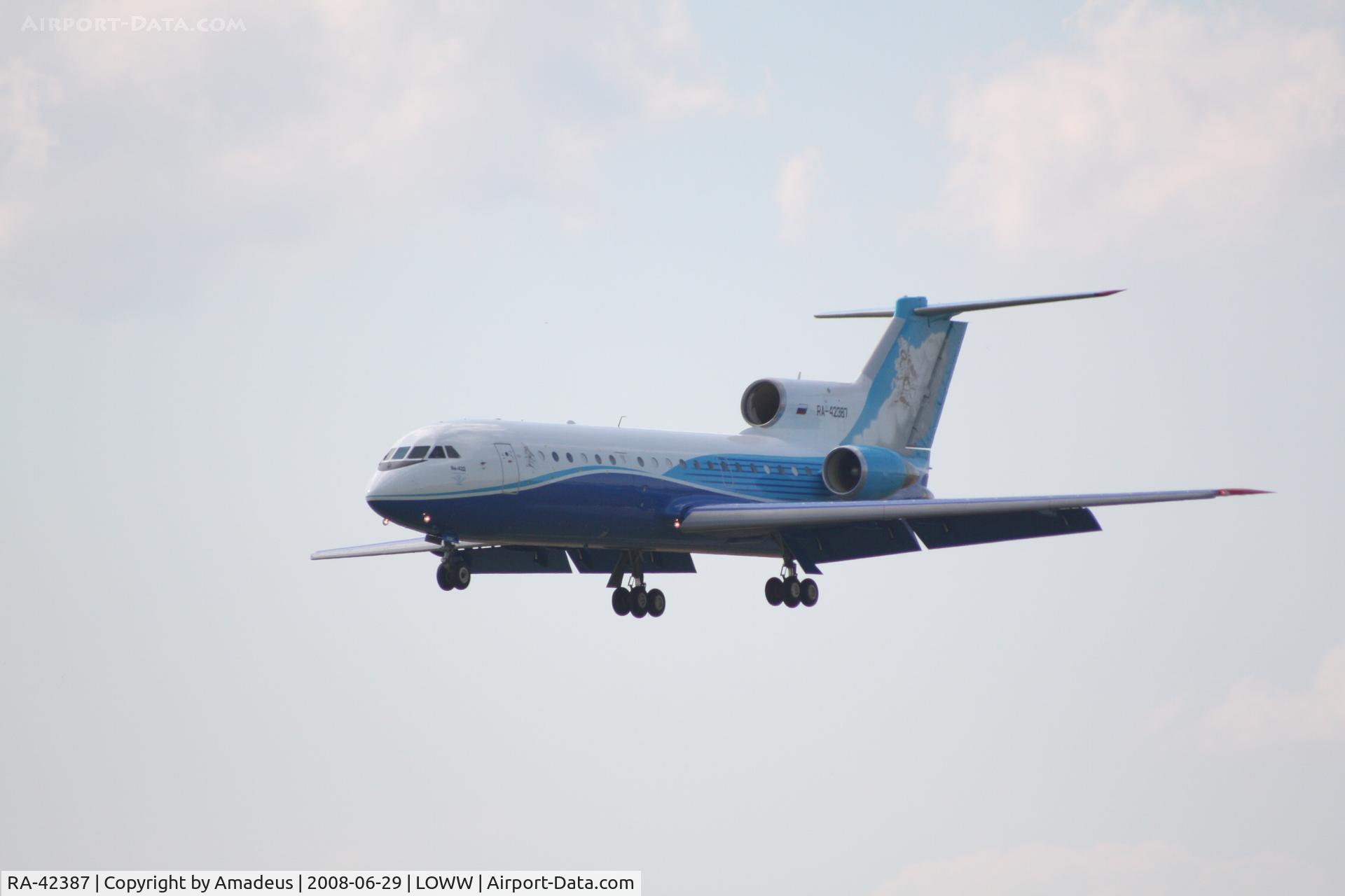 RA-42387, Yakovlev Yak-42D C/N 4520424016436, Yakovlev Yak-42D landing RWY16