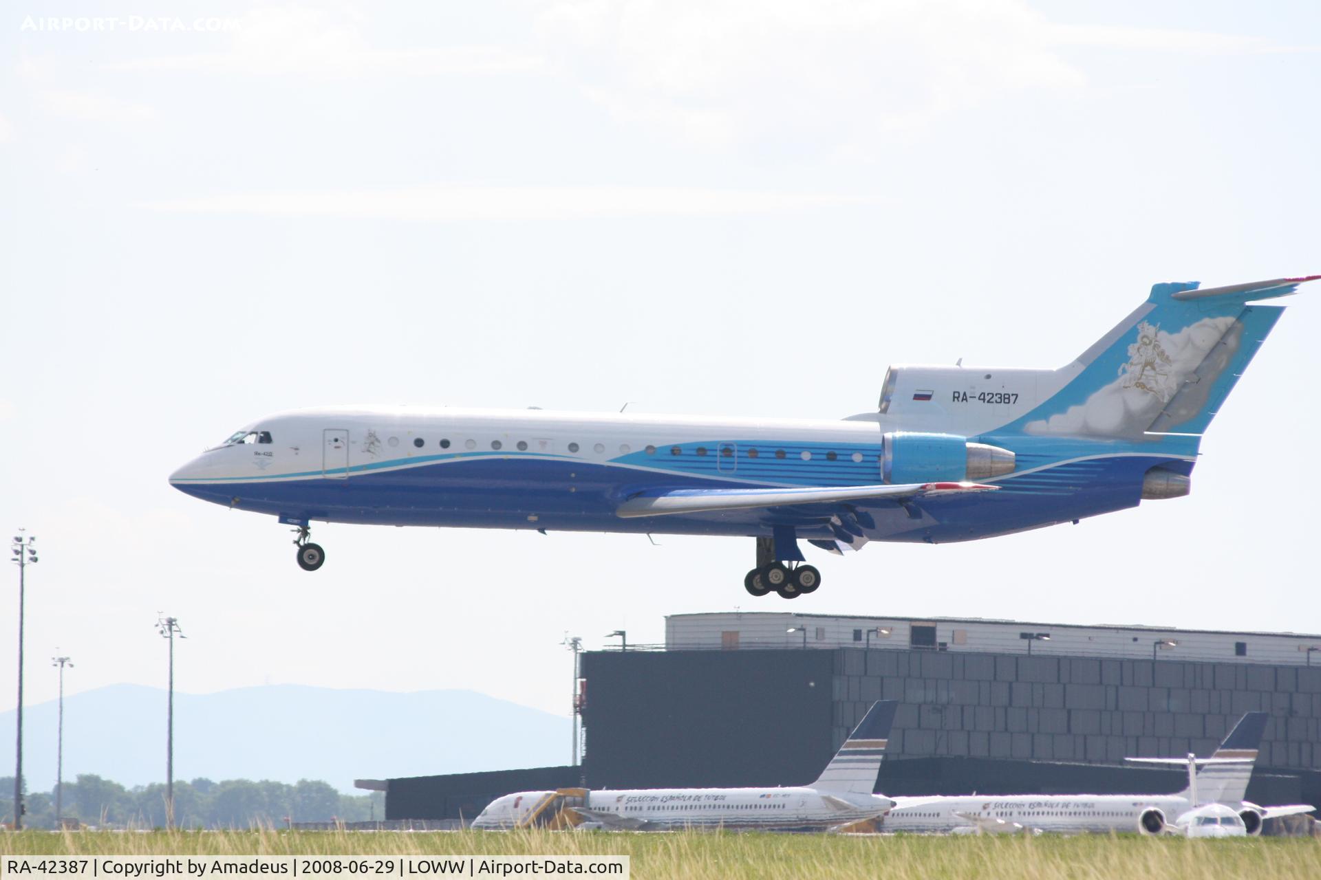 RA-42387, Yakovlev Yak-42D C/N 4520424016436, Yakovlev Yak-42D landing RWY16