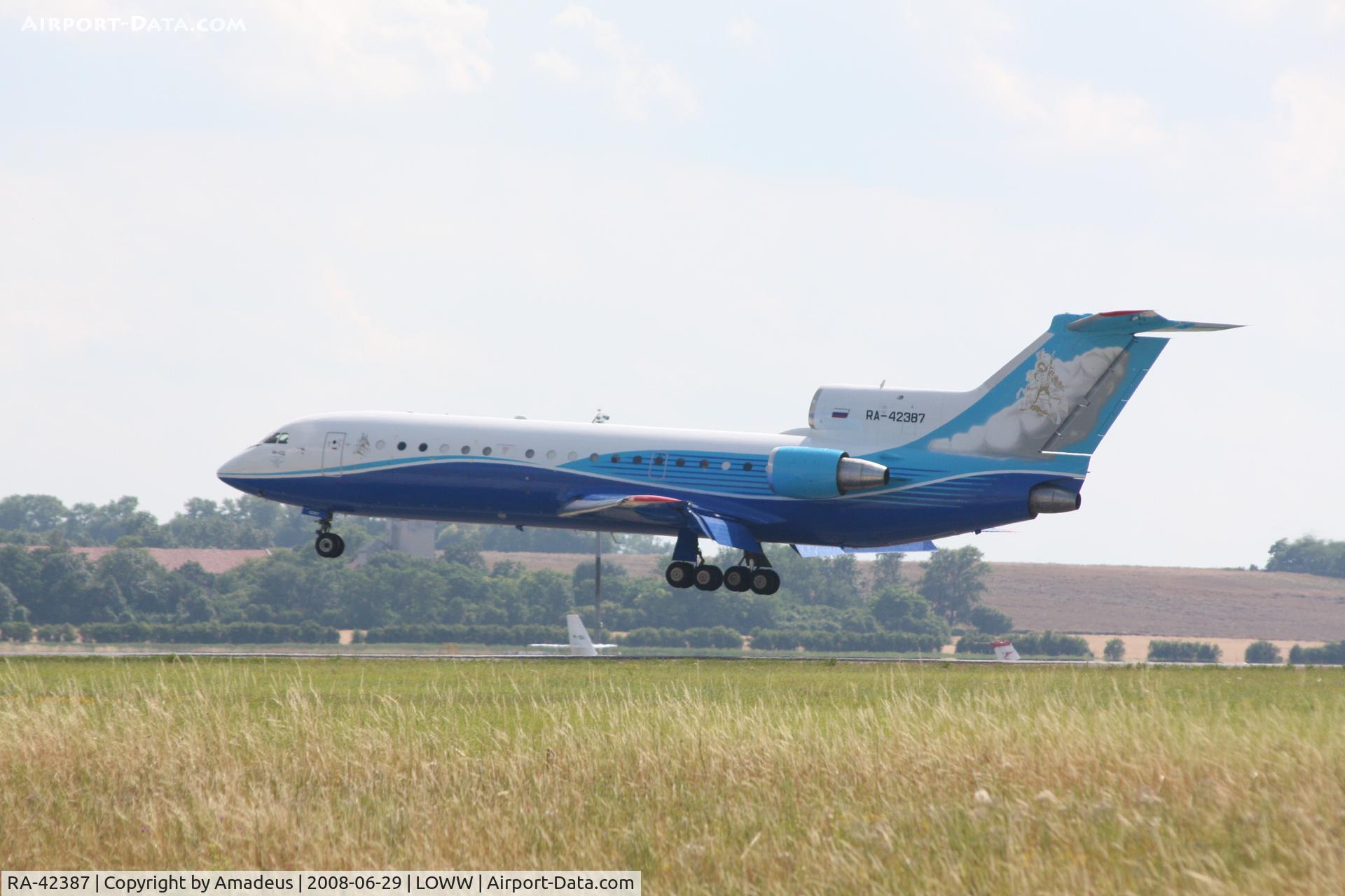 RA-42387, Yakovlev Yak-42D C/N 4520424016436, Yakovlev Yak-42D landing RWY16