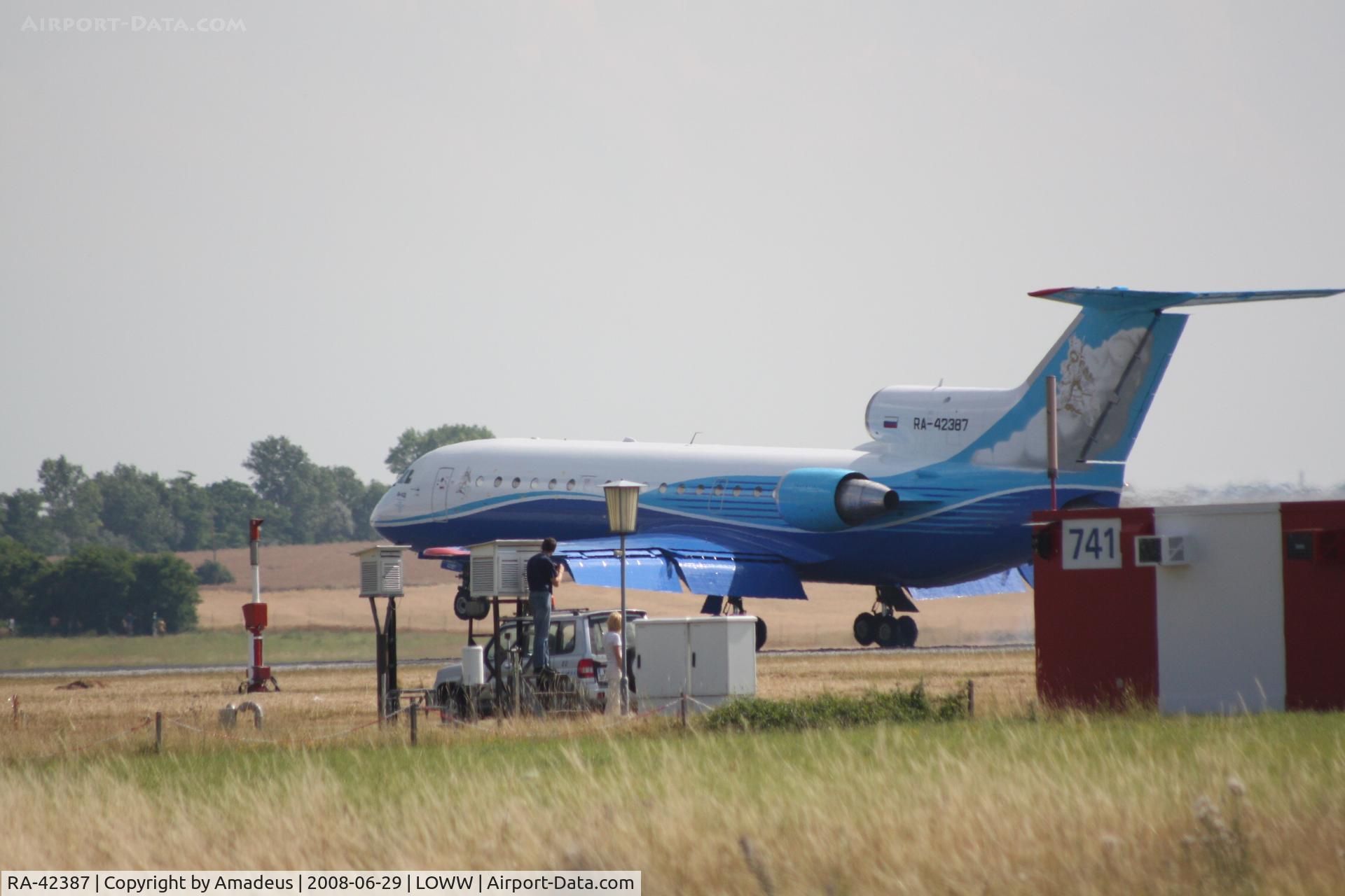RA-42387, Yakovlev Yak-42D C/N 4520424016436, Yakovlev Yak-42D landing RWY16