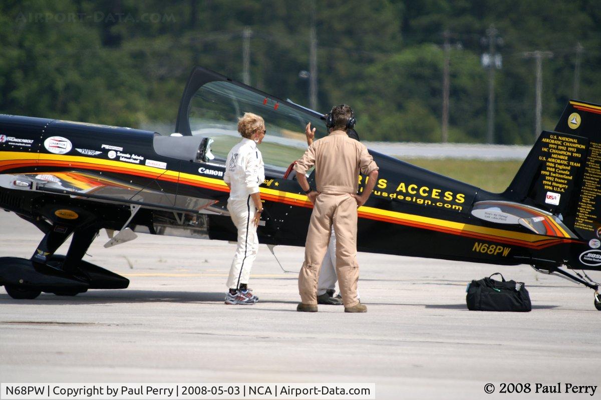 N68PW, Extra EA-300S C/N 030, A quick chat just after de-planing