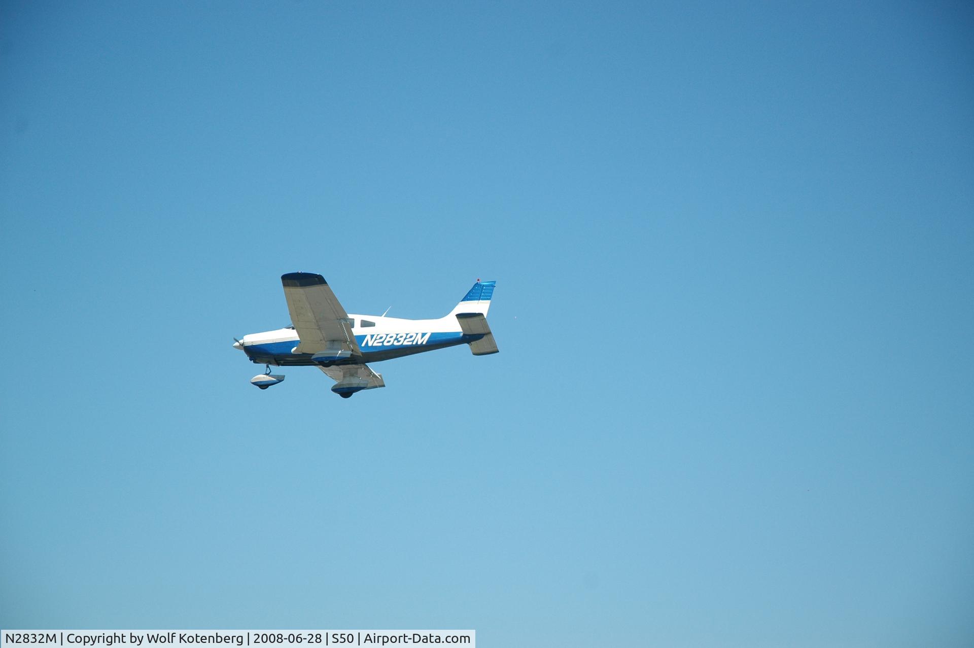 N2832M, 1977 Piper PA-28-161 C/N 28-7816316, landing at Auburn