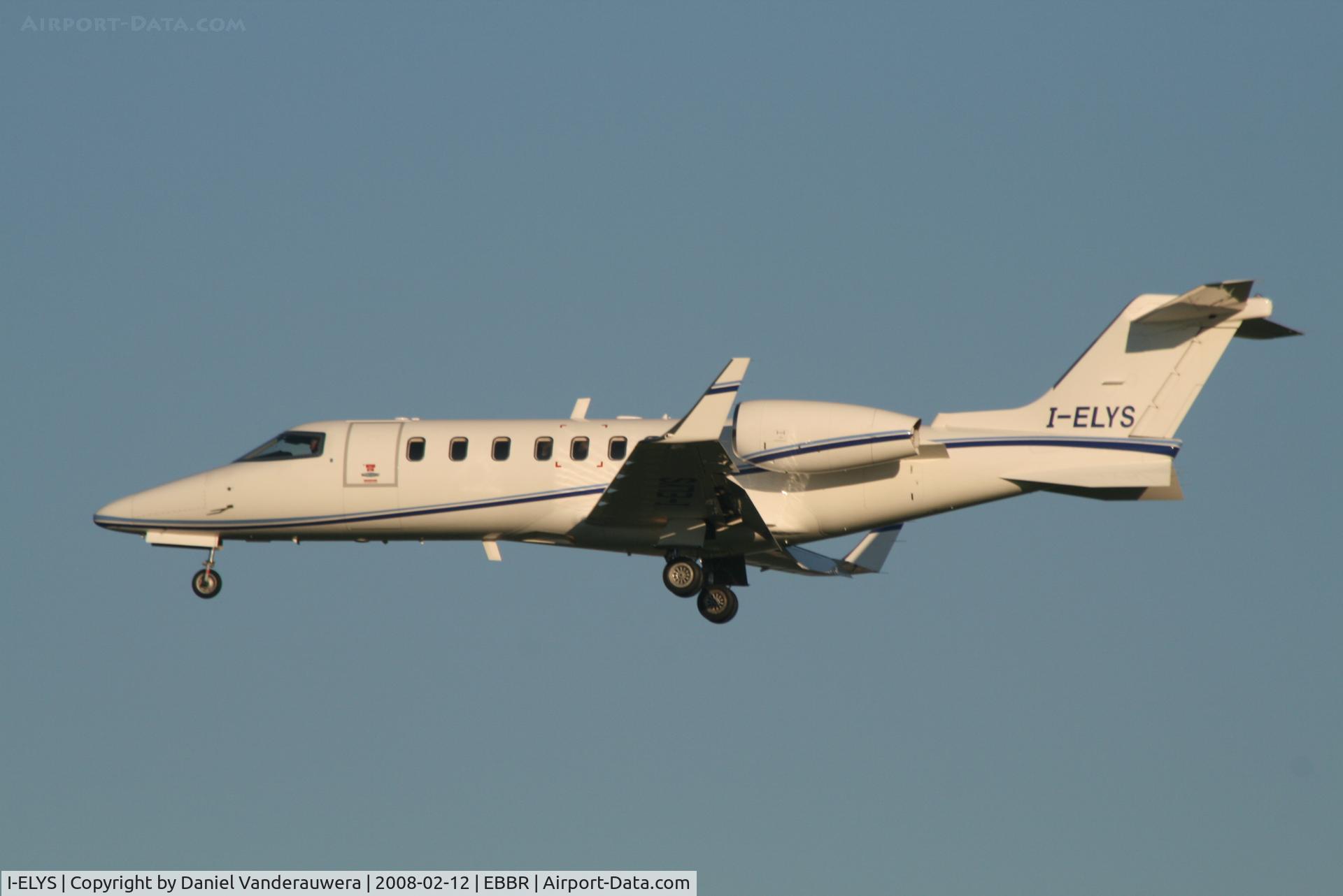 I-ELYS, 2005 Learjet 45 C/N 45-2016, descending to rwy 25L