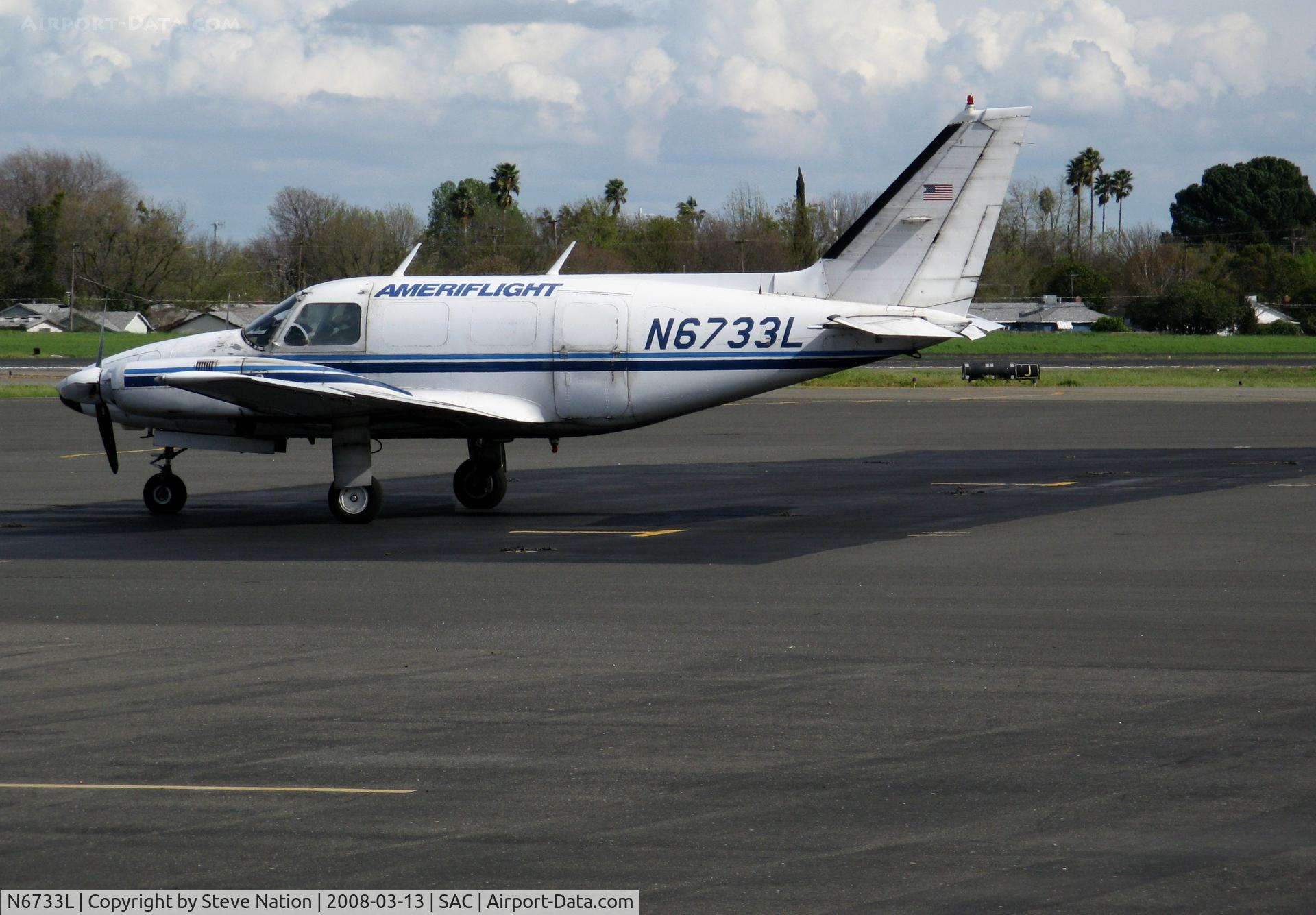 N6733L, 1970 Piper PA-31-310 Navajo C/N 31-636, Ameriflight 1970 Piper PA-31-350 making 5-minute quick-stop @ Sacramento Exec, CA