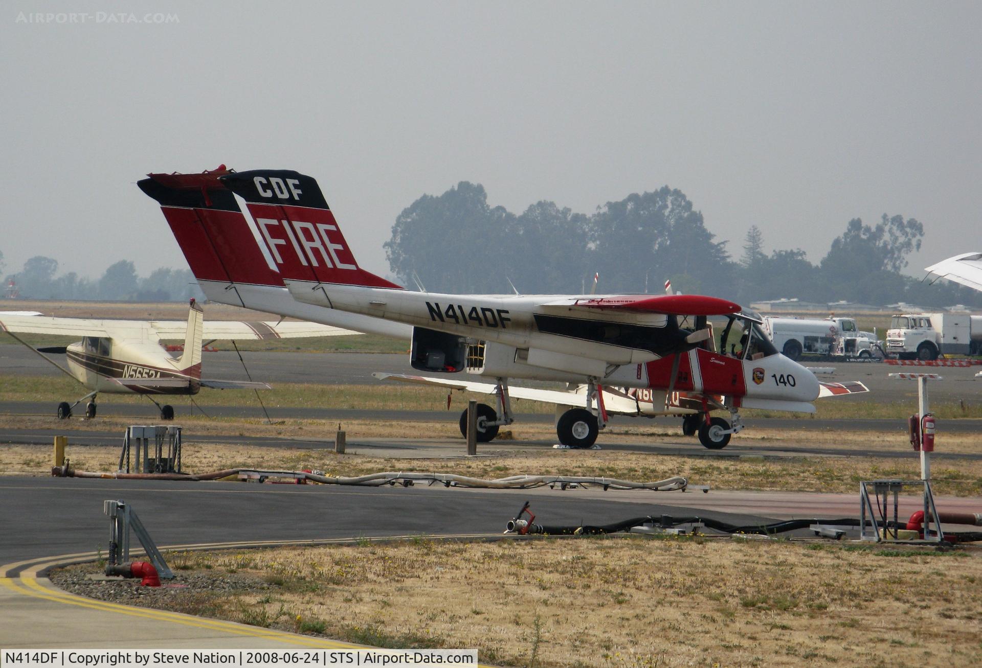 N414DF, North American OV-10A Bronco C/N 30526M16, CALFIRE North American OV-10A #140 with 'Sonoma' titles grounded by heavy smoke @ Santa Rosa, CA