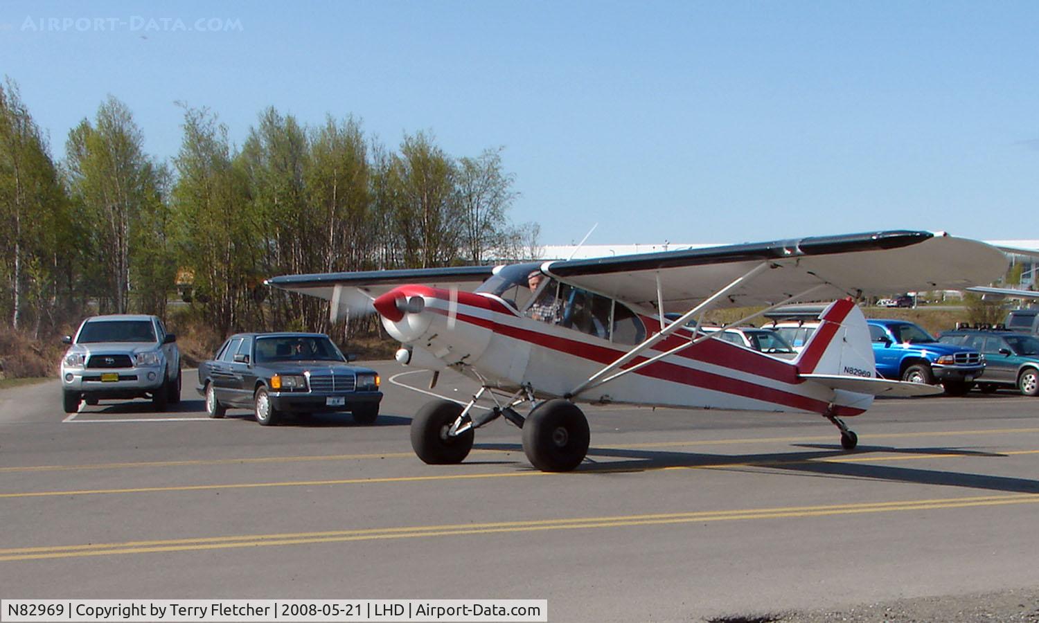 N82969, 1978 Piper PA-18-150 Super Cub C/N 18-7909041, Planes have priority on the roads around Lake Hood