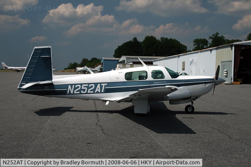 N252AT, 1985 Mooney M20K C/N 25-1007, A great day to take pictures.