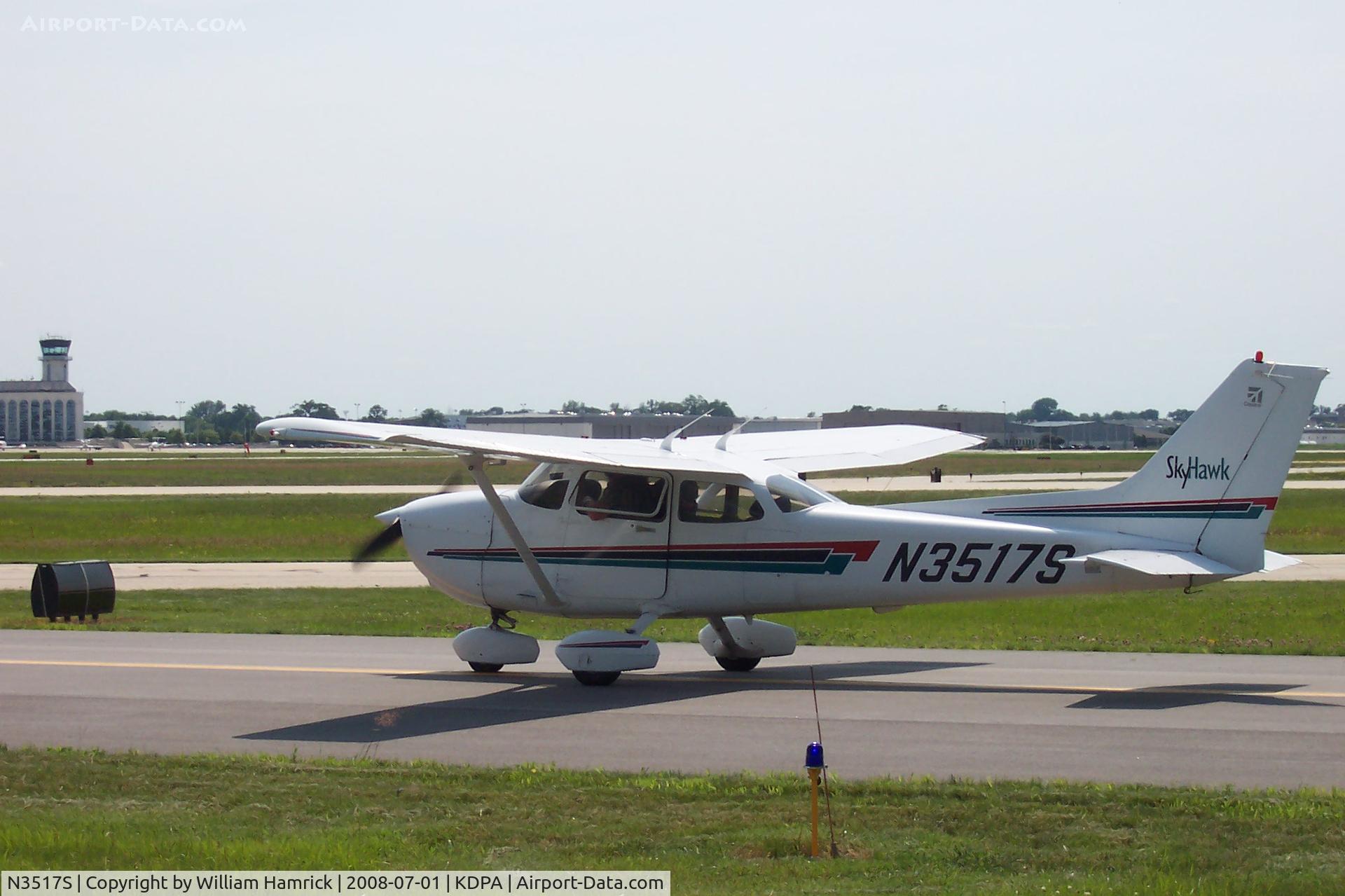 N3517S, 2001 Cessna 172R C/N 17281083, Taxing at DuPage