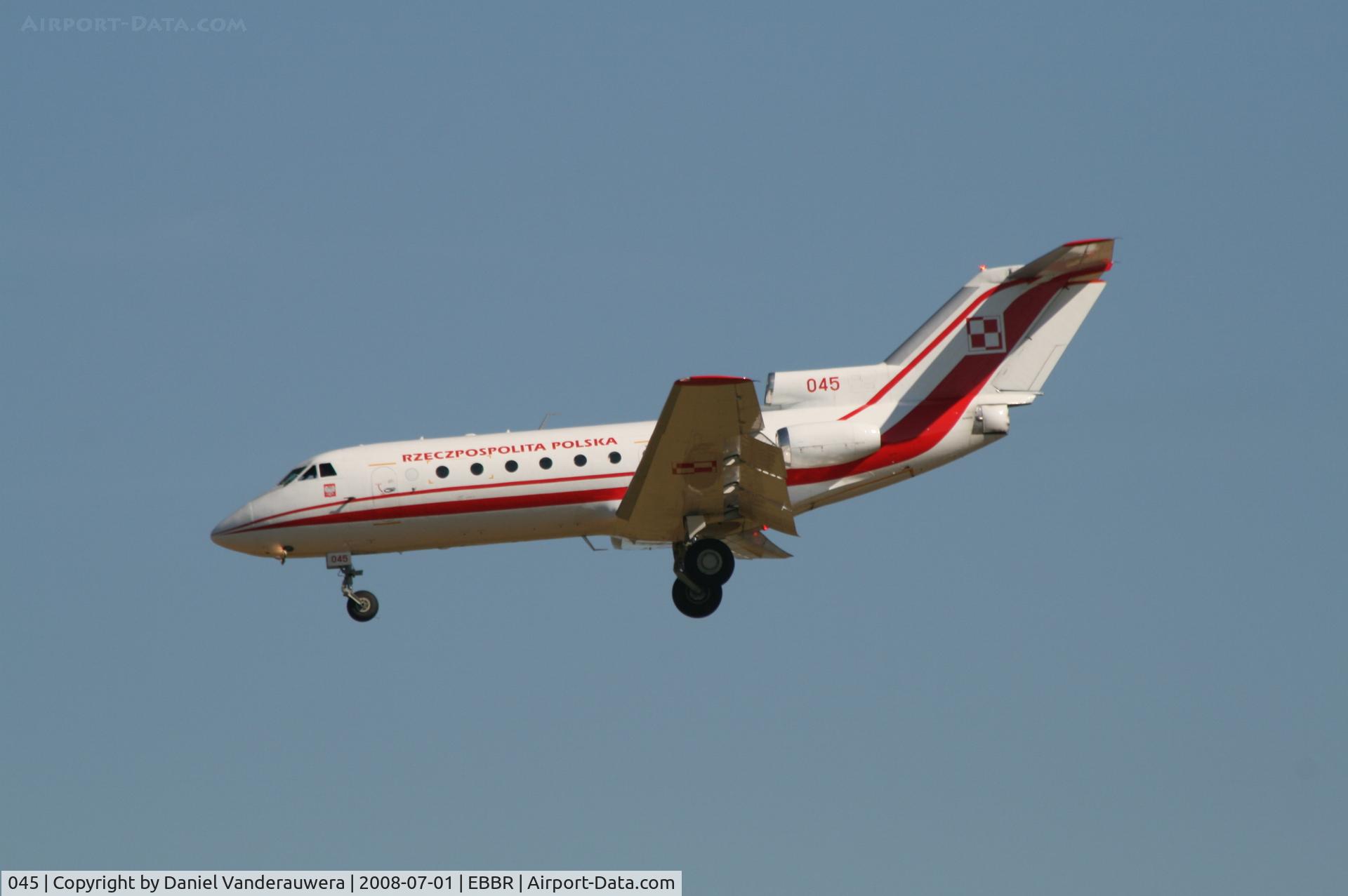 045, Yakovlev Yak-40 C/N 9840759, descending to rwy 25L