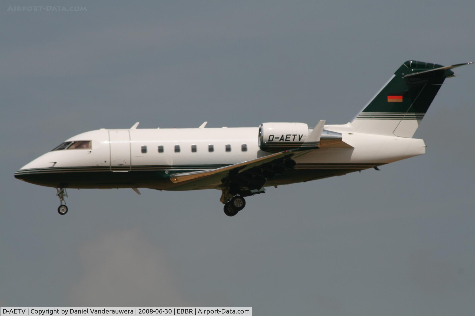 D-AETV, 1999 Bombardier Challenger 604 (CL-600-2B16) C/N 5417, descending to rwy 25L