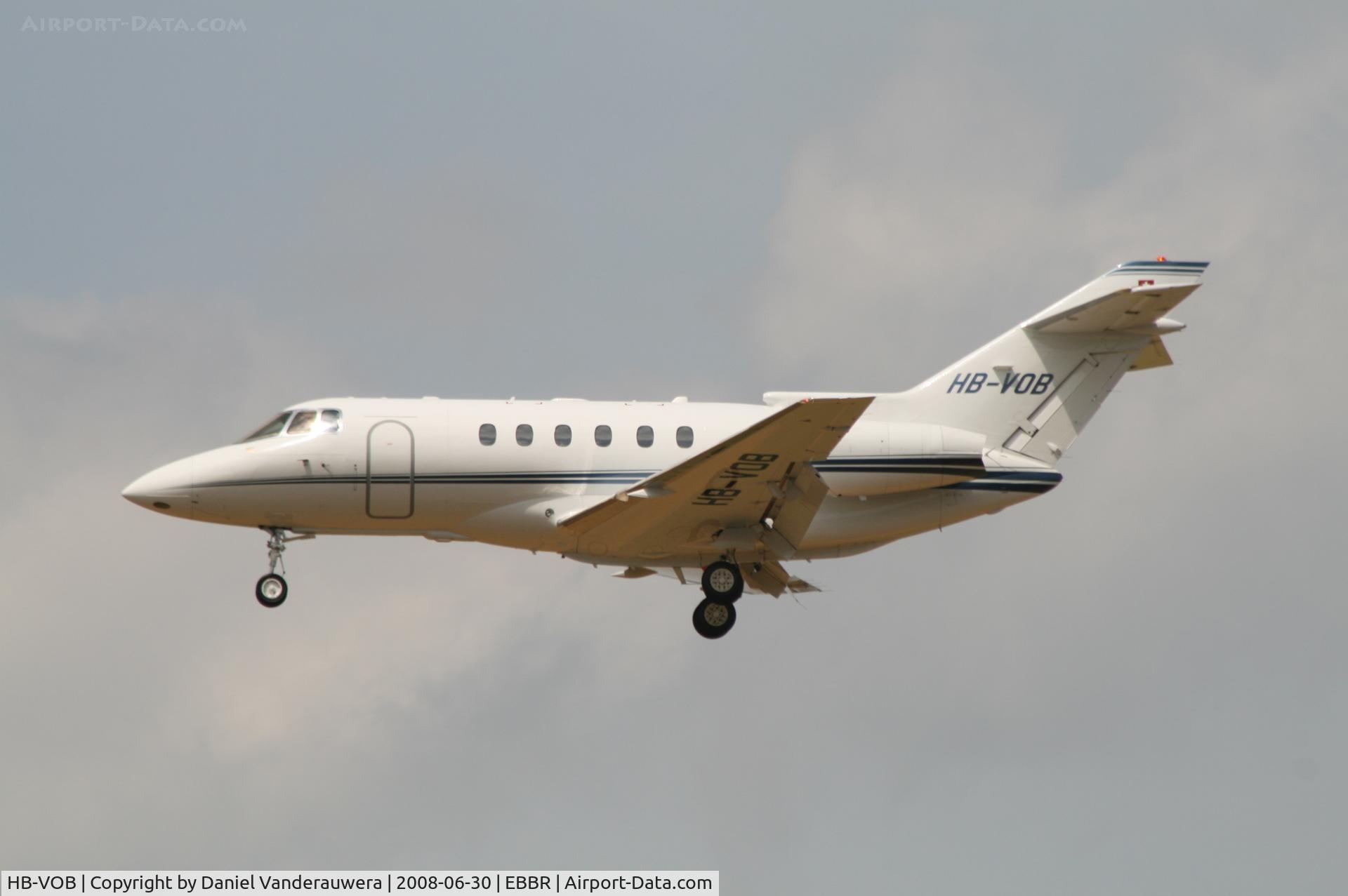 HB-VOB, 2005 Raytheon Hawker 800XP C/N 258733, descending to rwy 25L