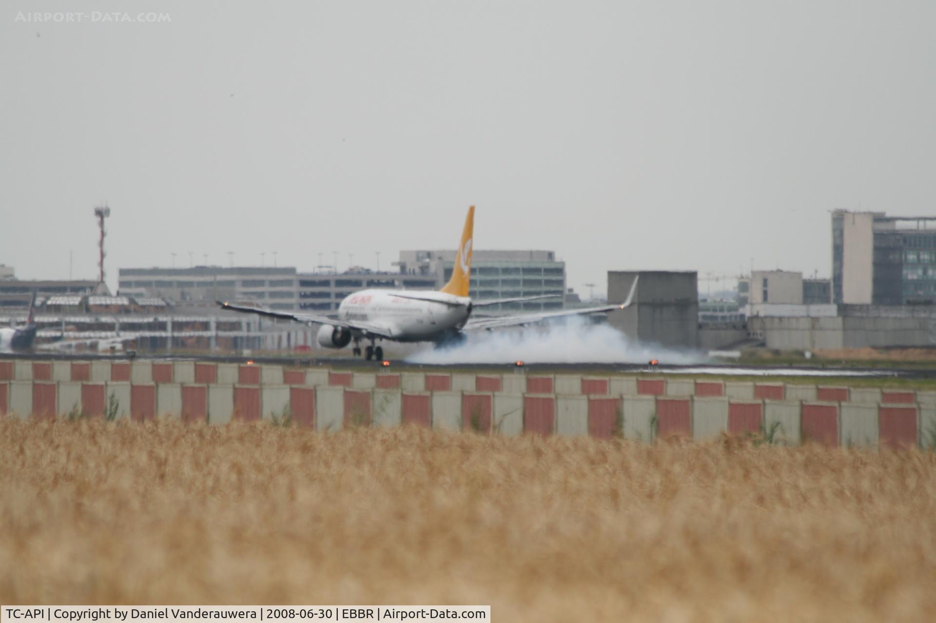 TC-API, 2002 Boeing 737-86N C/N 32732/1056, Landing on rwy 25L