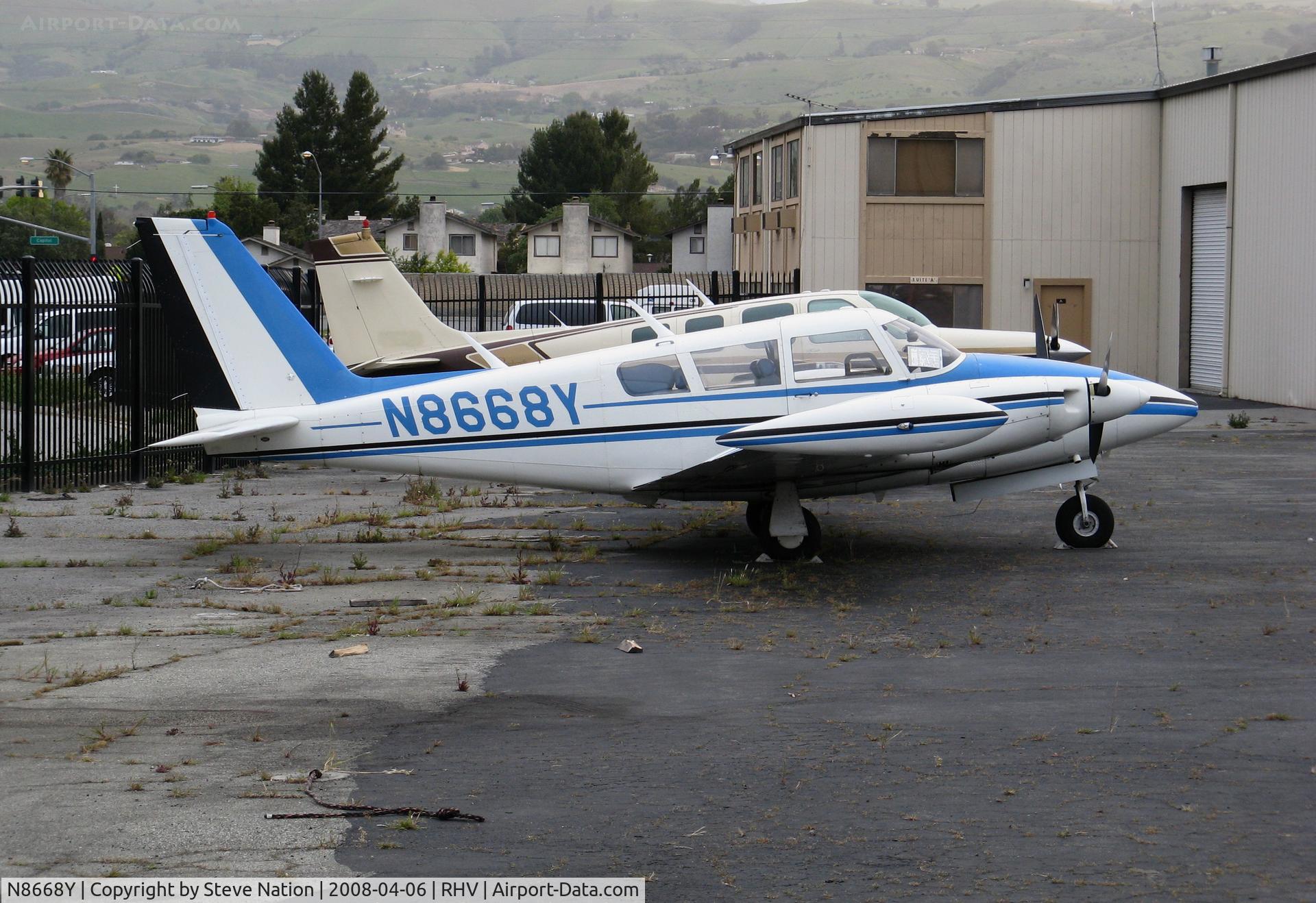 N8668Y, 1969 Piper PA-30 Twin Comanche C/N 30-1810, 1969 Piper PA-30 Twin Comanche @Reid-Hillview airport, CA