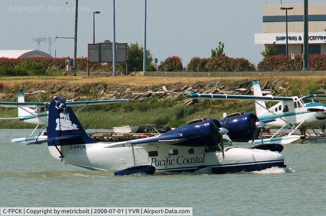 C-FPCK, 1942 Grumman G-21A Goose C/N 1187, taxiing on the Fraser River after landing